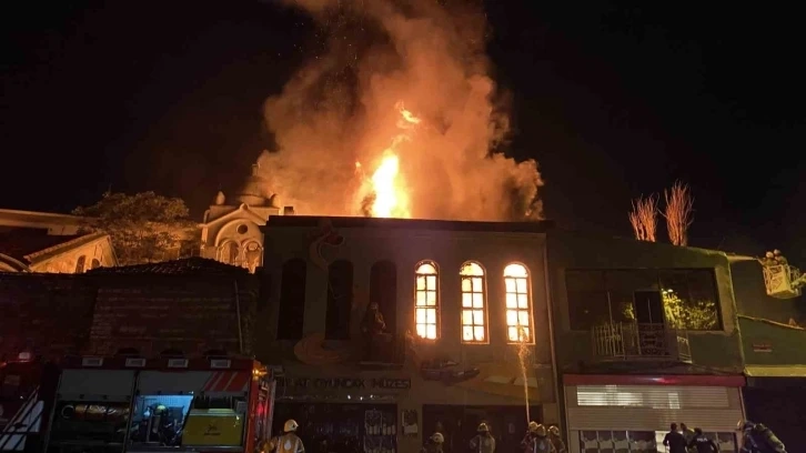 İstanbul da Balat Oyuncak Müzesi’nde büyük yangın: Alev alev yanan müze küle döndü