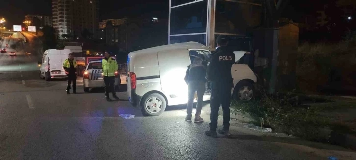 Çankaya da hafif ticari araç üst geçidin ayağına çarptı: 2 ölü, 1 yaralı