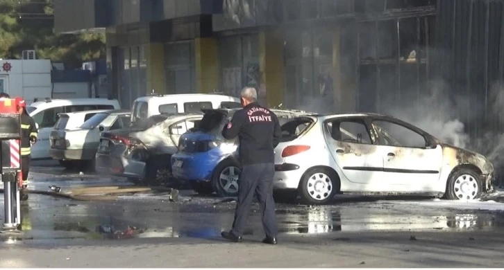 Gaziantep’te yangın paniği: Park halindeki 5 araç küle döndü