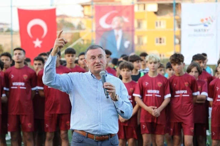 Enkaz kent Hatay'da, genç futbolcular aylar sonra top başı yaptı