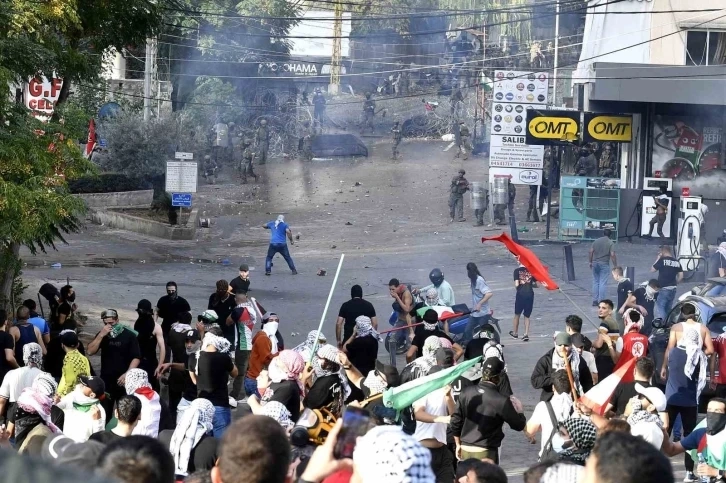 Polis, ABD Büyükelçiliği önündeki protestoya müdahale etti