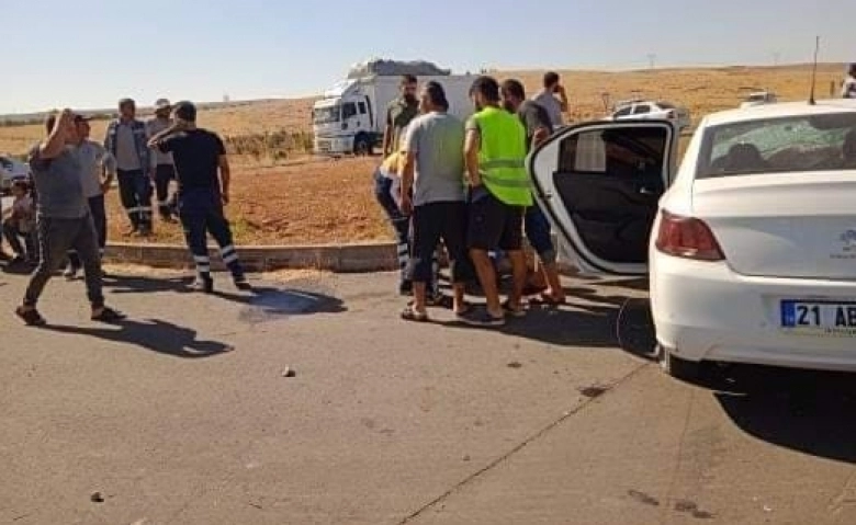 Şanlıurfa'da Yola çıkan traktöre otomobil çarptı: 3 yaralı