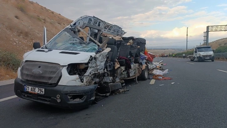 Gaziantep - Şanlıurfa Otoyolu'nda feci kaza: 5 ölü, 17 yaralı