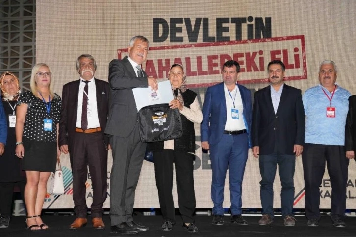 Adana’da görev yapan muhtara bilgisayar verildi