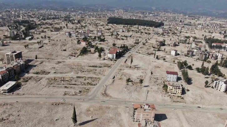 Hatay da enkazın yüzde 77’sinin kaldırıldığı hayalet şehirde, binaların yerini araziler aldı