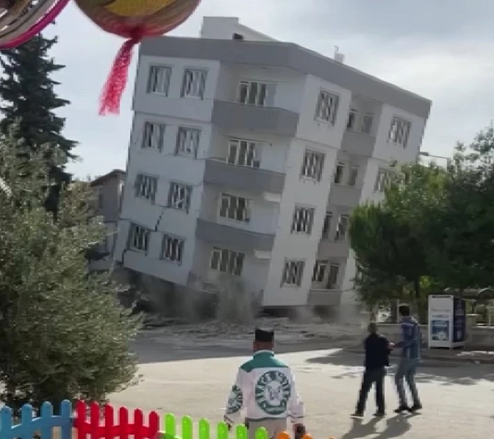 Gaziantep'te ağır hasarlı bina yıkım esnasında kepçenin üzerine çöktü