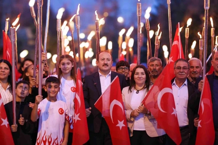 Mersin'de Cumhuriyetin 100. yılında Yörük çadırlarına Türk bayrakları ve meşalelerle yürüyüş yapıldı