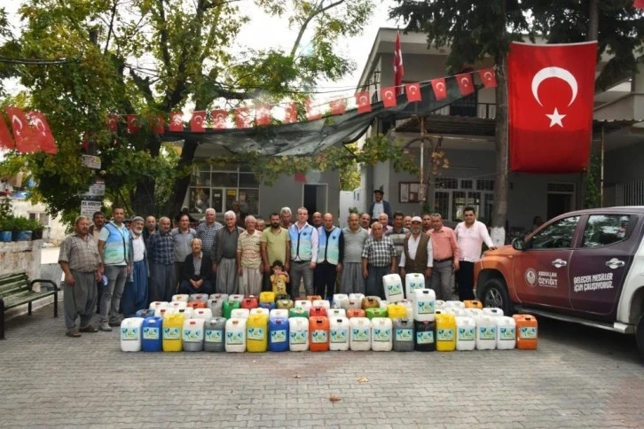 Mersin Yenişehir Belediyesinin organik solucan gübre dağıtımı sürüyor