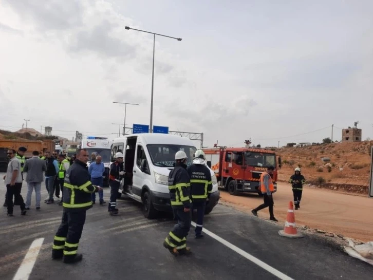 Mardin'de minibüs ile kamyon çarpıştı: 1'i ağır, 3 yaralı