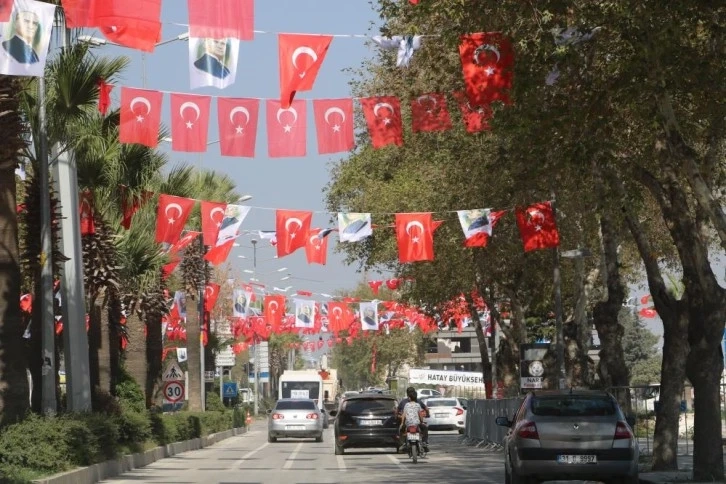 Enkaz kent Hatay bayraklarla donatıldı