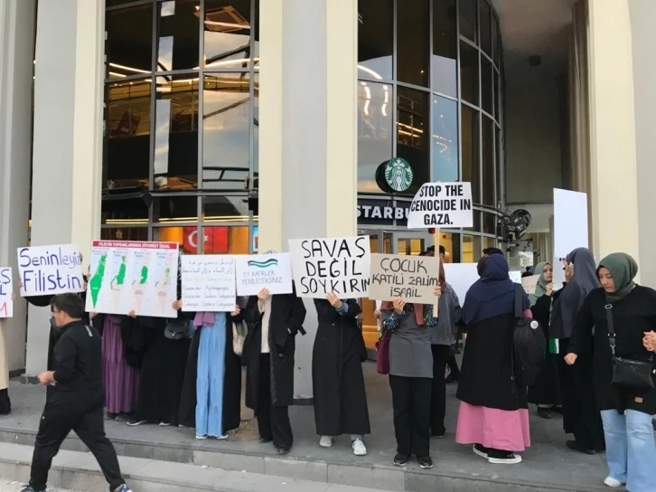 Kayseri'de kızlar Starbucks önünde İsrail'i protesto etti