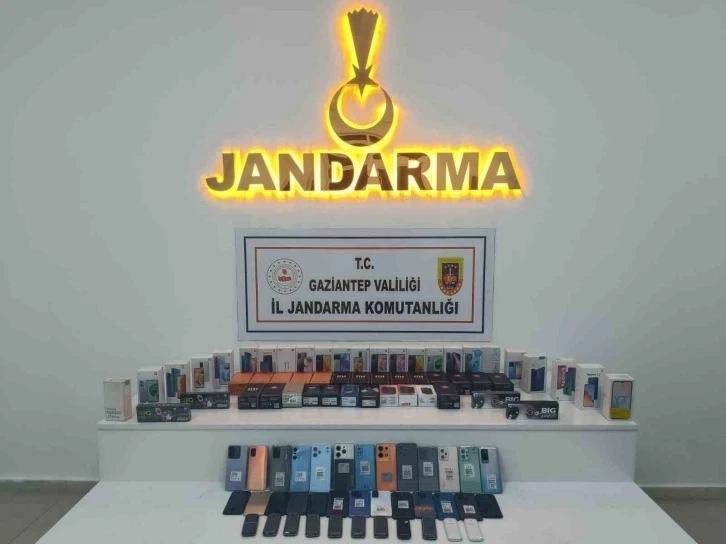 Jandarma da büyük operasyon, Gaziantep’te 1 milyon lira değerinde kaçak telefon ve saat ele geçirildi