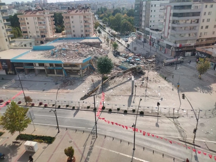 Gaziantep'te hasarlı binaların yıkımları sürüyor