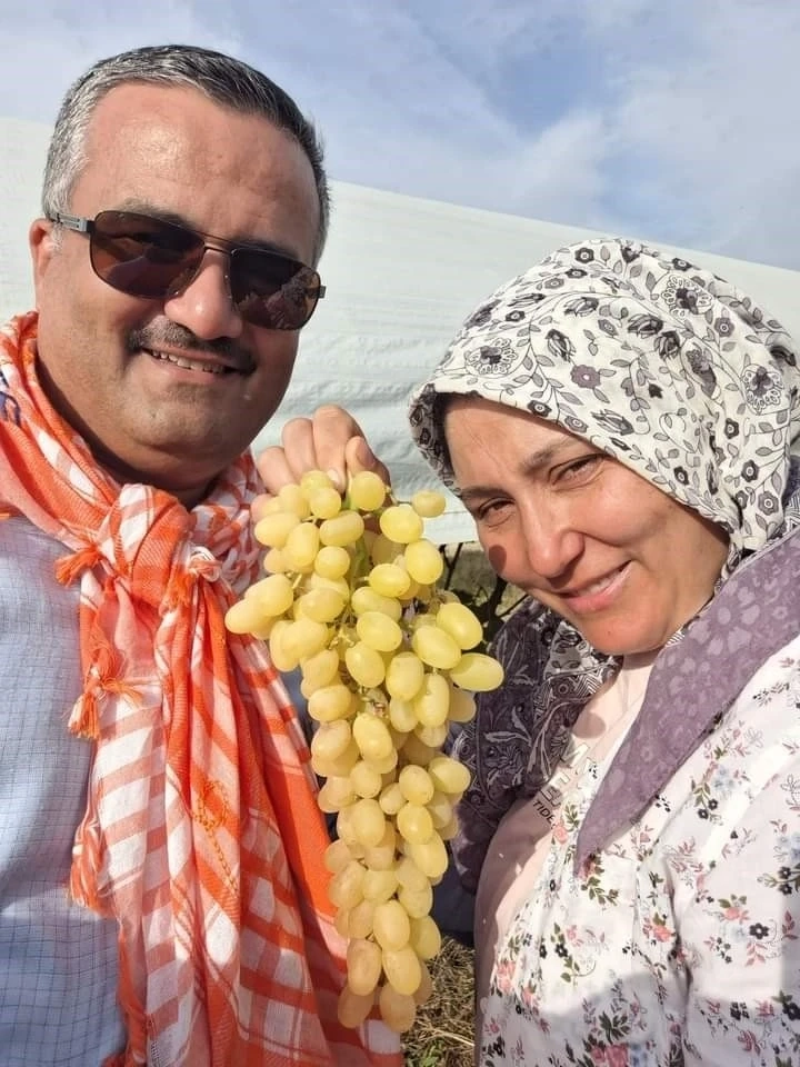 Örtü altı üzüm hasadı salkımıyla hatıra fotoğrafı