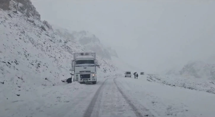 Kar yağışı trafiği olumsuz yönde etkiledi