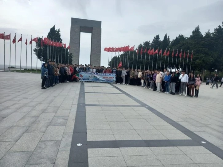 Başkan Tahmazoğlu depremzede öğrencileri ecdatla buluşturdu