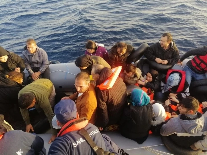 İzmir açıklarında, Yunanistan’ın geri ittiği 132 göçmen kurtarıldı