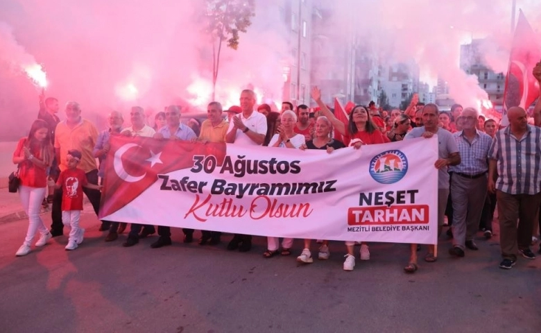 Mezitli’de gecenin karanlığı zafer meşalesi ile aydınlandı