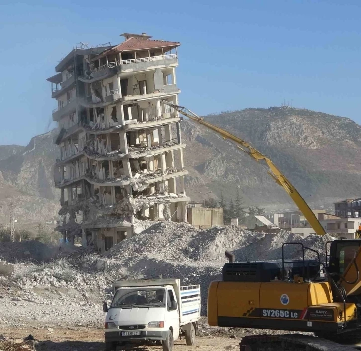 Hatay da iş makinasının dokunuşuyla bina yerle bir oldu