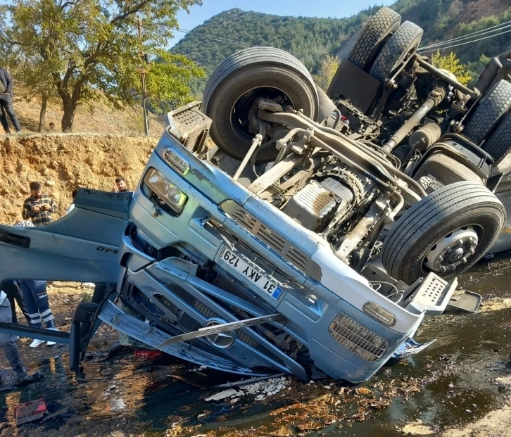 Yakıt tankeri devrildi: 2 kişi hayatını kaybetti