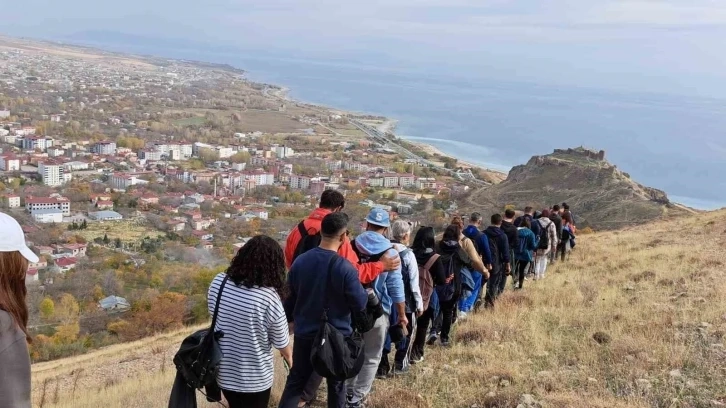 Van Gölü Aktivistleri Derneği üyeleri Adilcevaz’daki tarihi yerleri gezdi