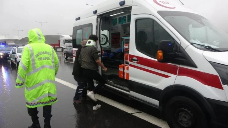 Otoyolda işçi servisi ile ticari taksi çarpıştı: 13 yaralı