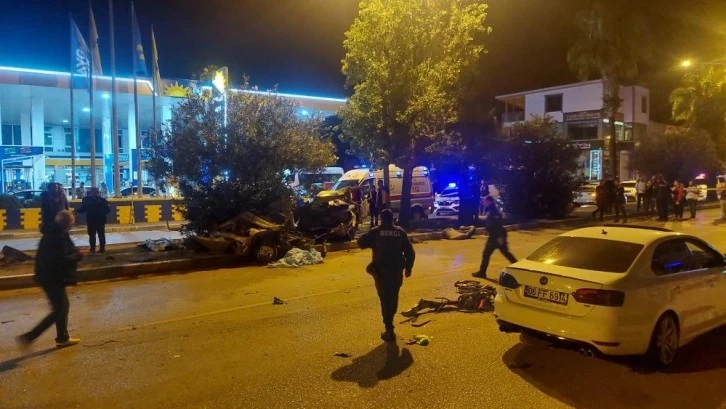 Adana‘da ağaca çarpan otomobil ikiye bölündü: 3 ölü, 2 yaralı