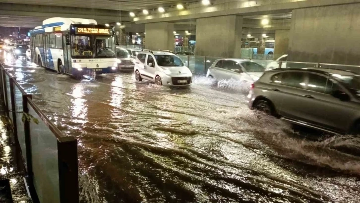 Ankara’da sağanak etkili oldu, yolları su bastı