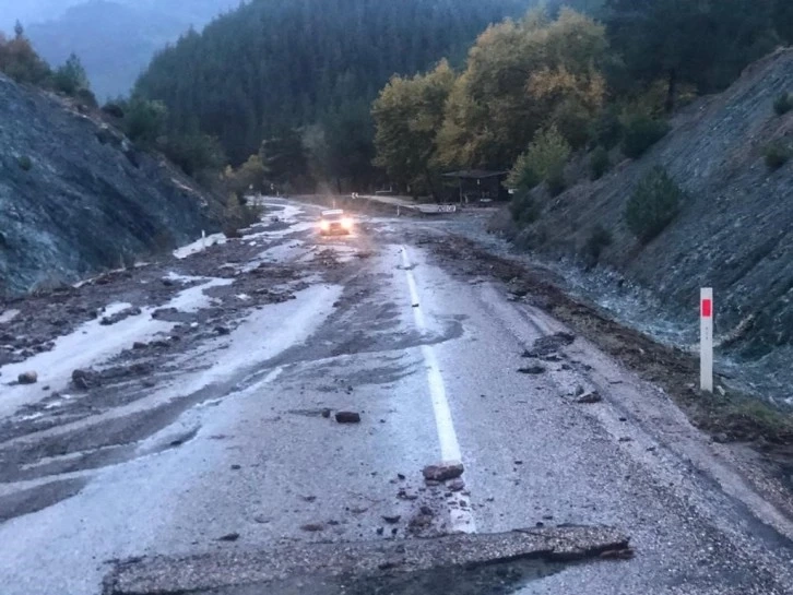 Adana’da şiddetli yağış heyelana neden oldu, yollar kapandı