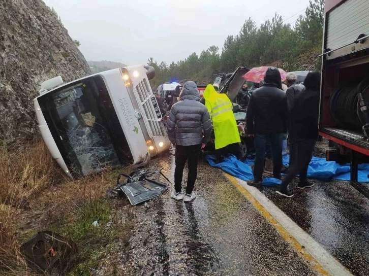 Feci kaza, cenazeye gidenleri taşıyan midibüs ile otomobil çarpıştı: 1 ölü, 3 yaralı