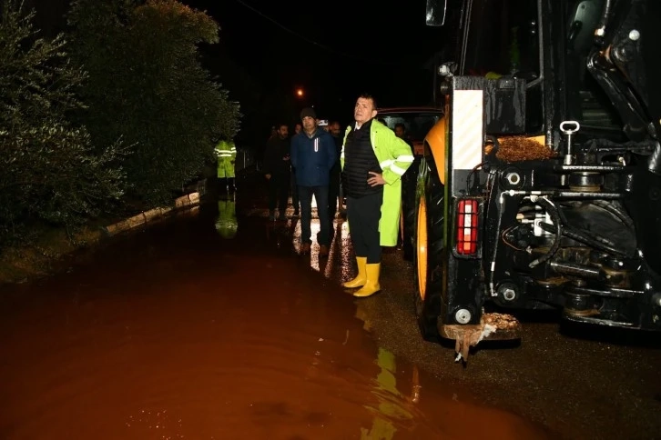 Yenişehir’de başkan Abdullah Özyiğit, gece boyunca çalışmaları yerinde inceledi