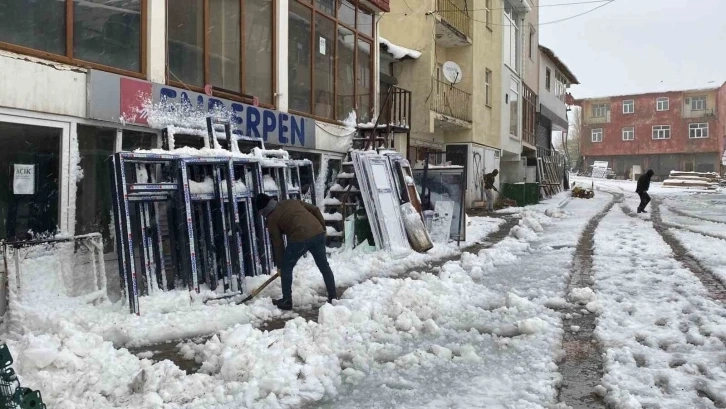 Bingöl Karlıova, tamamen beyaza büründü, okullar tatil