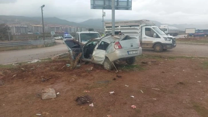 Hatay'da iki araç çarpıştı:3 yaralı