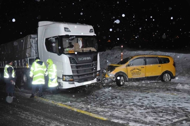 Tır ile taksi çarpıştı: 1 ölü, 3 yaralı