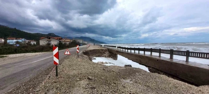 Kastamonu da olumsuz hava şartlarından 3 tekne battı