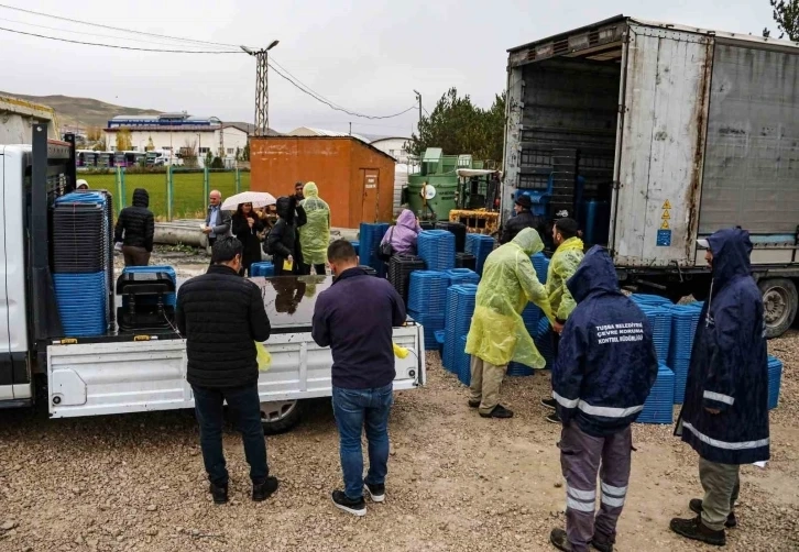 Van da Belediye, 13 ilçeye 3 bin adet plastik sıfır atık kutusu dağıttı