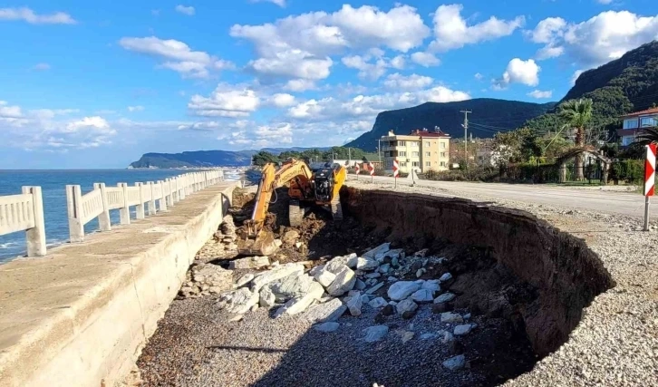 Fırtına yağmur ve dalgalarda yol çöktü