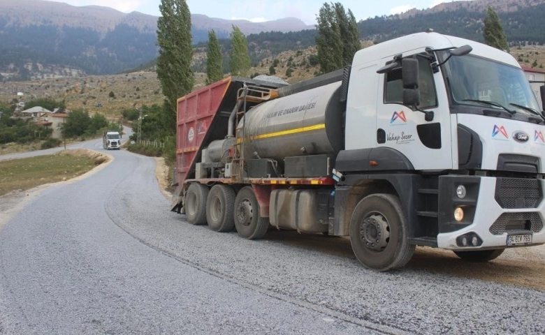 Mersin Büyükşehir Belediyesi'nin yol çalışmaları  devam ediyor