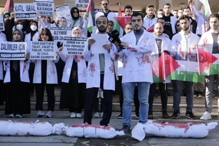 Diyarbakır’da tıp öğrencilerinden kefenli protesto