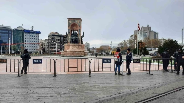 İstanbul'da Taksim Meydanı bariyerlerle kapatıldı