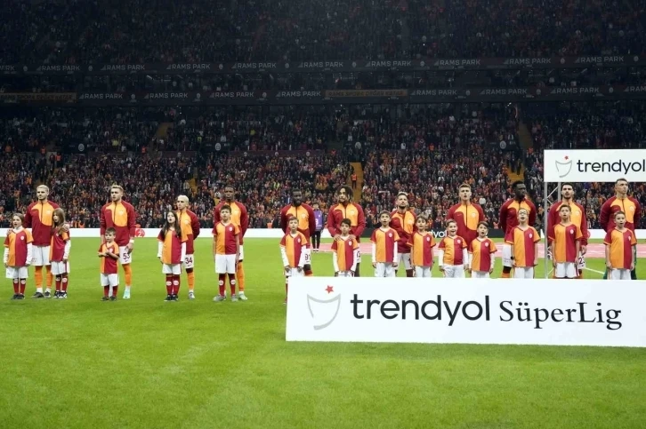 Teknik Direktörü Okan Buruk , Galatasaray’da 4 değişiklik yaptı