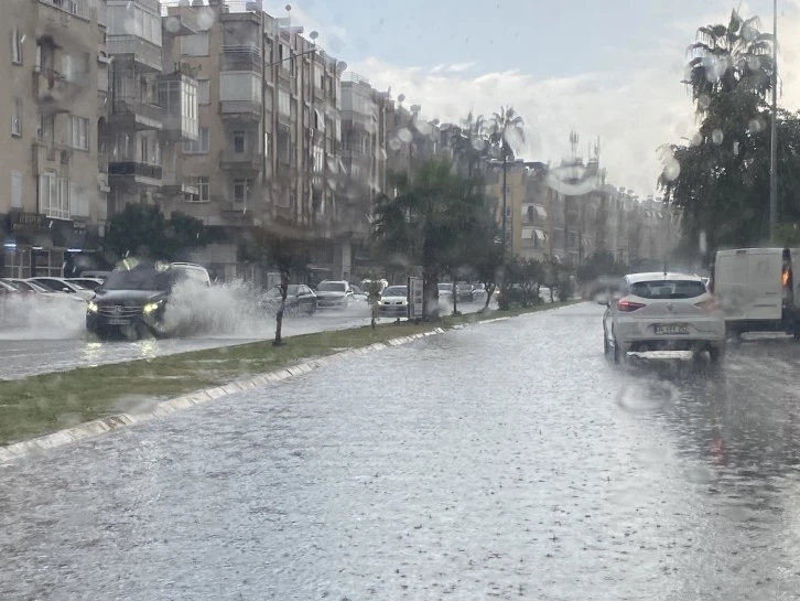 Yağmur, Antalya'yı teslim aldı, şehir Göle döndü