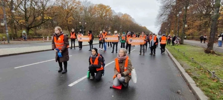 Berlin de iklim aktivistlerinden oturma eylemi