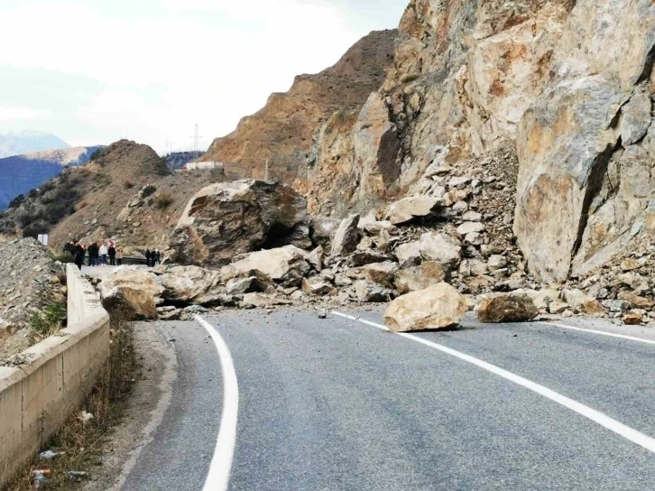 Heyelan oldu karayolu ulaşıma kapandı