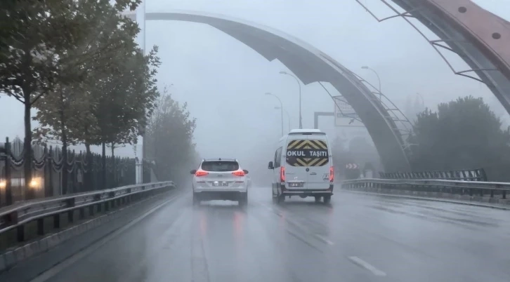 Yoğun sis Gaziantep’te trafiği olumsuz etkiliyor