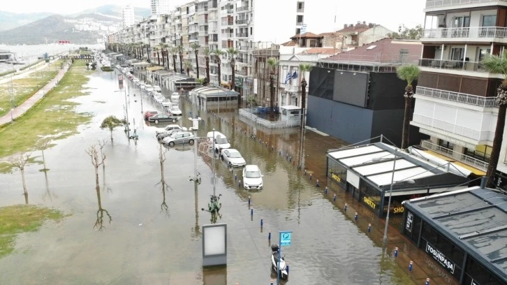 İzmir'de deniz karayla birleşti