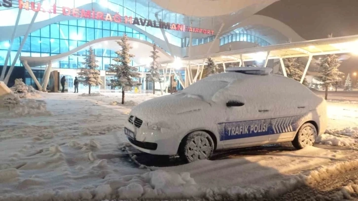 Kar yağışı Sivas’ta hava ulaşımına engel oldu