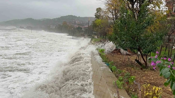 Fırtınada Deniz taştı Karadeniz Sahil Yolu’na kadar ulaştı