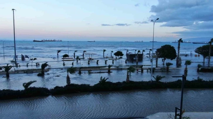 İskenderun Körfezi’nde denizle kara birleşti