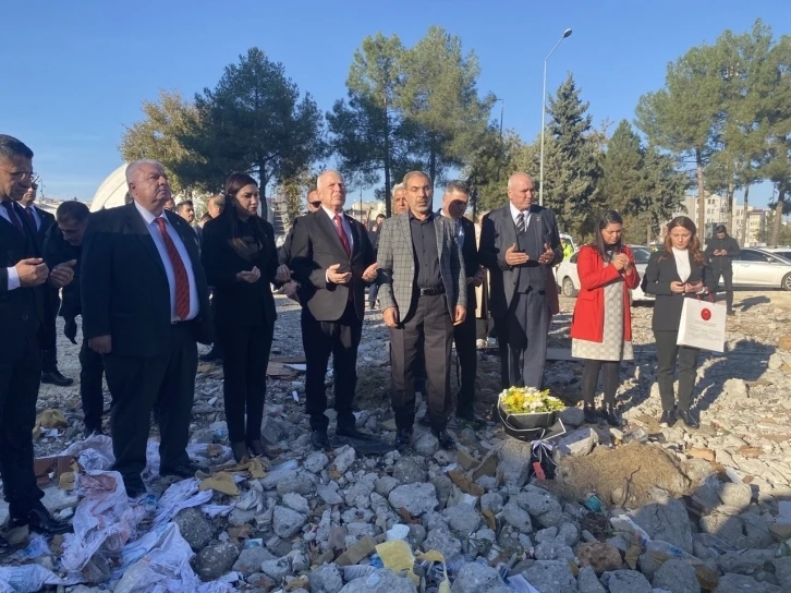 Adıyaman'a gelen KKTC Meclis Başkanı Töre, otel enkazına karanfiller bıraktı